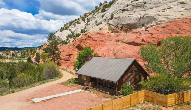 Cabin Nestled in the Cliffs w/Resort Amenities