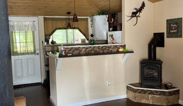 Cabin on the river ! with HOT TUB on the deck only 5 min to Estes park nice!