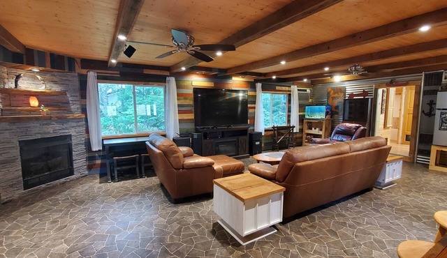 Cabin within sight distance of Lake Superior, Autrain River. Free Kayak rental