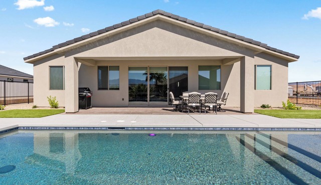 Caddyshack by Mesquite Vacation Rentals in Val Vista w/pool, putting green and over $500 in complimentary daily activities!