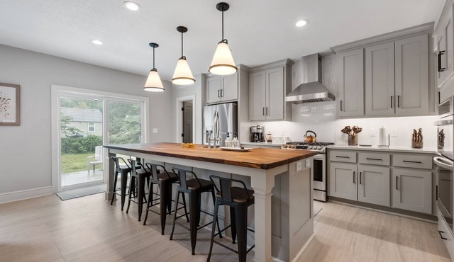 Cambridge - Pristine Home + Walk to PV Shops
