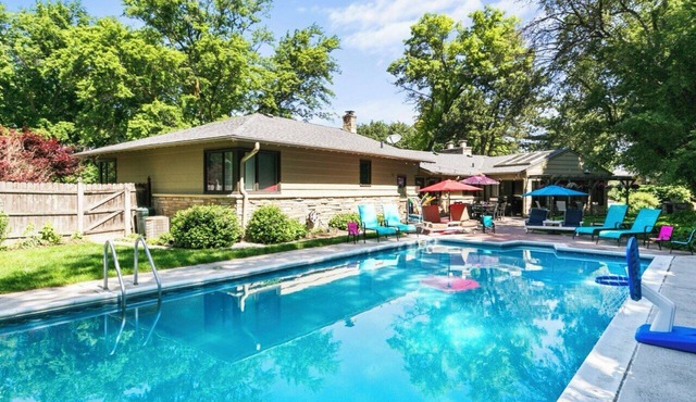 Central Omaha Pool with Spa Oasis + 3 Living Rooms