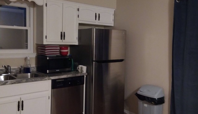 Centrally located Townhouse close to Cable Dahmer Arena and Independence mall.