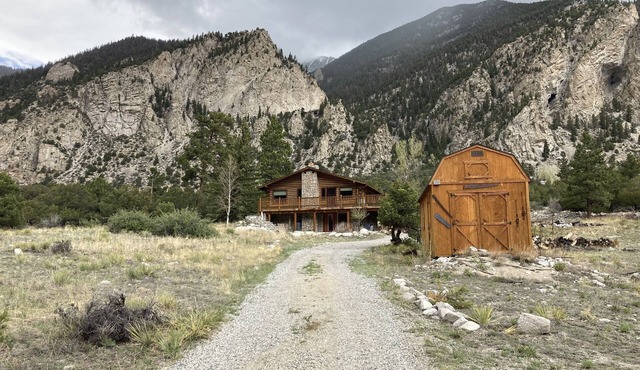 Chalk Cliffs Hideaway ~ Gorgeous Views ~ Peaceful Location