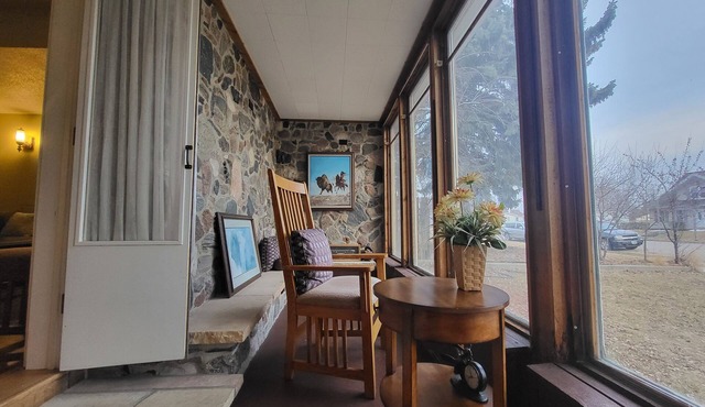 Charmer on 4th · 3BR/2BA · Downtown · Fire Pit · Fenced Yard · Enclosed Porch