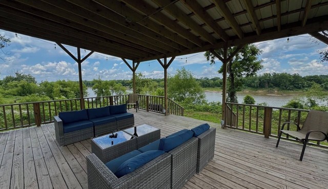 Charming 1-bedroom cabin w/sweeping views! Minutes from downtown Denison.