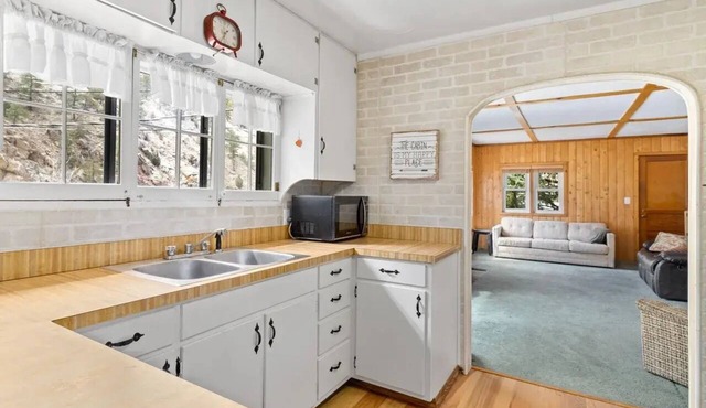 Charming 2-bedroom cottage on the river. 31-night minimum stay.