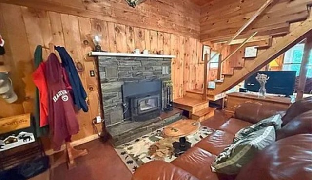 Charming 2-bedroom lake front house with WiFi, AC on scenic Lake Bomoseen