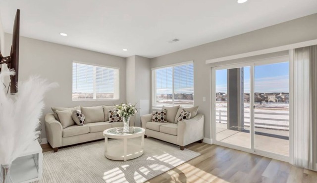 Charming 2-bedroom walkout basement house with WiFi, AC in pleasant Aurora