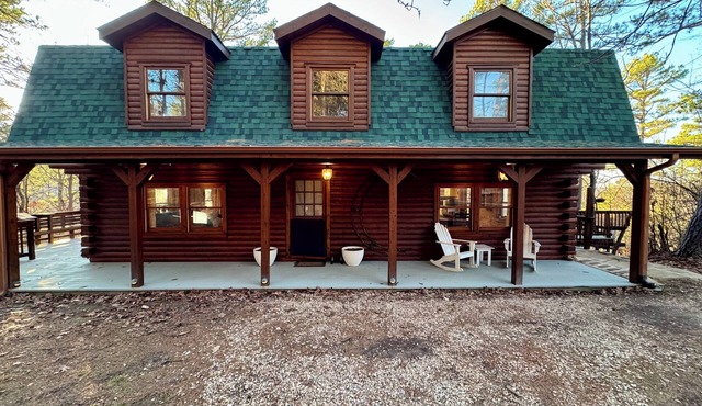 Charming 3-bedroom cabin with King Beds with Hot Tub in tranquil Eureka Springs