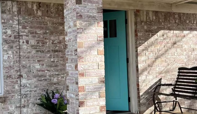 Charming 3-bedroom 2-full bathroom house in enchanting Broken Bow with WiFi, AC.