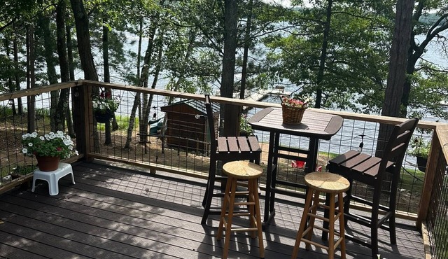 Charming 3-bedroom cabin with WiFi, AC in lovely Eagle River sleeps 8 people.