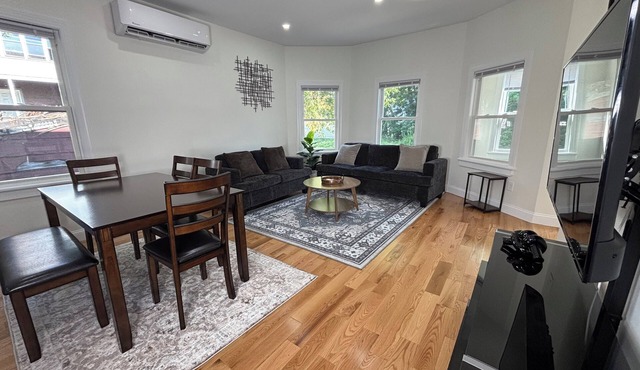 Charming 3-bedroom apartment in superb Schenectady with AC