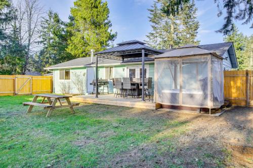 Charming Arlington Home w/Hot Tub & Fenced Yard! in Arlington