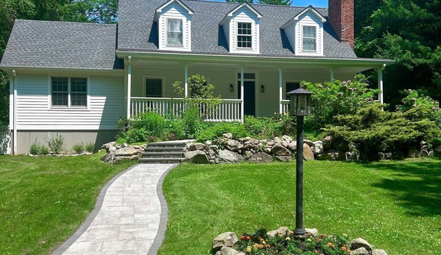 Charming Cold Spring escape on 2.75 acres, wet sauna/steam shower, projector