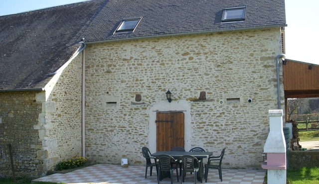 Charming fully equipped rural gite with shared heated summer pool (WiFi ext) in Bures
