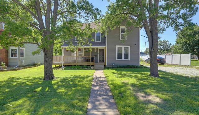 Charming Home, Walkable to Downtown Lee's Summit