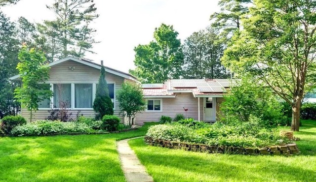 Charming, rustic lake house on beautiful Sunset Bay on White Lake - Pet friendly in White Lake