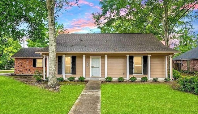 Charming & stylish Hammond residence located only 13 minutes away from SLU!
