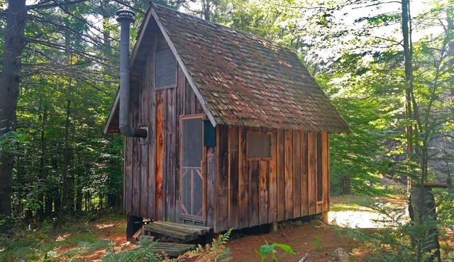 Charming Tiny House Rental with a Wood-Burning Fireplace near Gore Mountain, New York