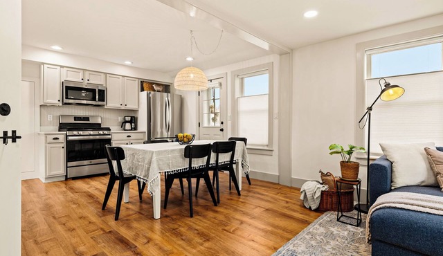 Charming, updated 3-bedroom farmhouse minutes from Middlebury with Wi-Fi & AC