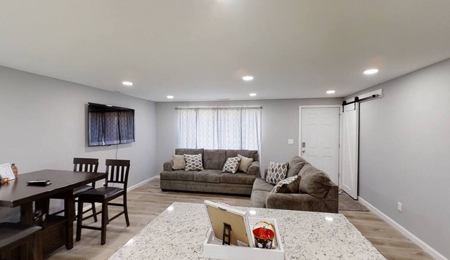 -Cheerful 3 bed home-inside COMPLETELY renovated!