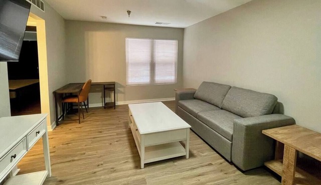 Chic Aksarben Apartment - Near Shops & Baxter Arena