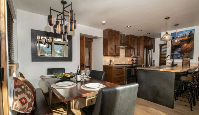Chic Retreat – Indoor/Outdoor Fireplace, Private Jacuzzi, Great Location!
