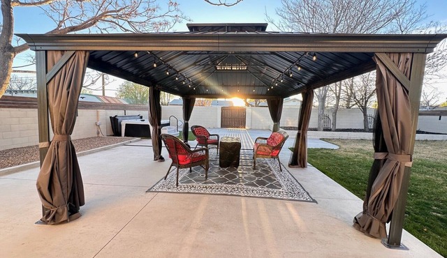 Clean & comfy stay! Hot tub nights included!