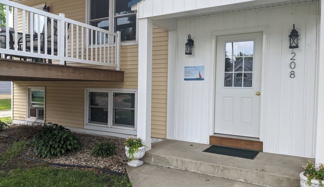 Close to downtown 2-bedroom apartment with private porch in Clear Lake
