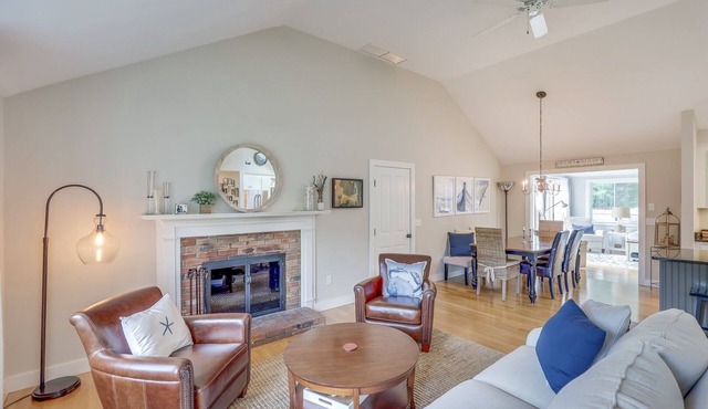 Coastal Cape Cod 3 bedroom close to the beach, bike path & ponds! in Brewster
