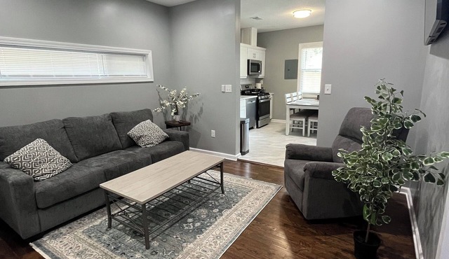 Completely Renovated 2-bedroom cottage in Kansas City with WiFi, TV & W+D.