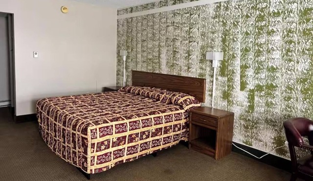 Conveniently Located Room w/Free Parking, Near Devils Lake Regional Airport