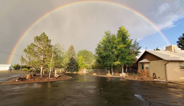 Corporate Guest Charmer, Clean, and Well Cared For on 2 Acres- Blueys HappyPlace