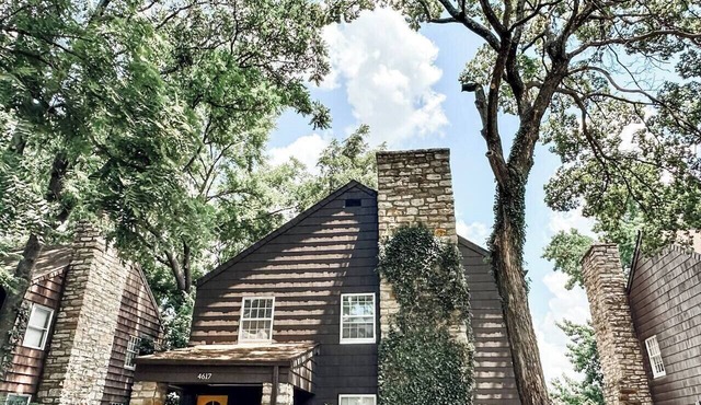 Country Club Plaza Treehouse - Walkable to Nelson