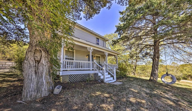 Country Farmhouse Retreat Near KC & KU