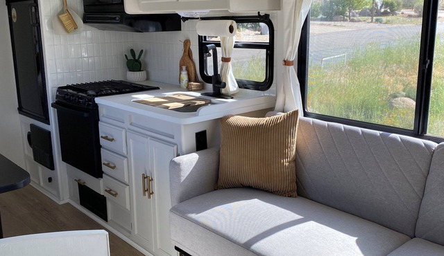 Cozy 1-bedroom remodeled RV with WiFi, AC in charming Leeds