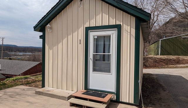 Cozy 1 room cabin in De Soto!