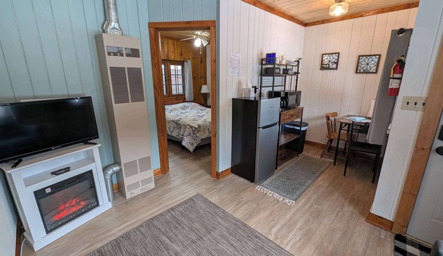 Cozy 1BR 1BA Cabin #4 Riverside Point Resort
