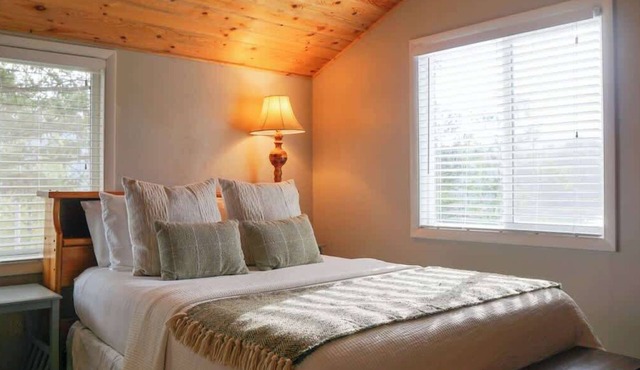 Cozy 2-bed cabin looking over Palisades Lake!