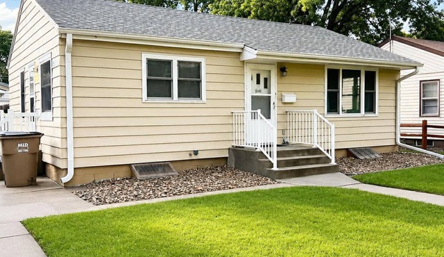 Cozy 2 Bedroom, 2 bath, 3 car garage with EV charger