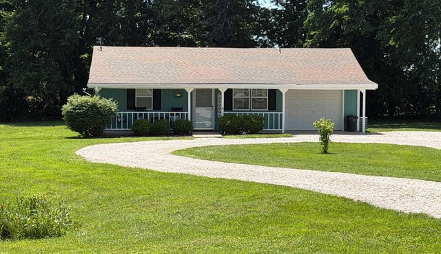 Cozy 2 Bedroom Country Cottage North of Parsons . Sleeps up to 5 people.