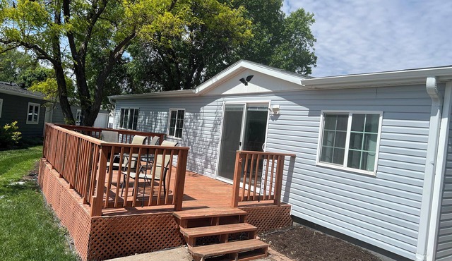 Cozy 4-bedroom cabin on beautiful Johnson Lake perfect for relaxing stays