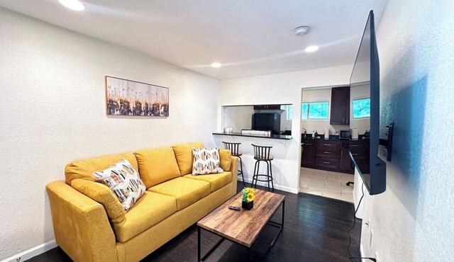 Cozy Corner | 10mins to Downtown