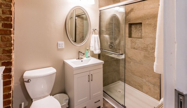 Cozy in KC! Laundry, Kitchen, Deck, Parking, near downtown and the Northland