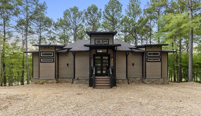 Cozy, modern rustic cabin on the water, near all Pine Lake fun & top amenities!