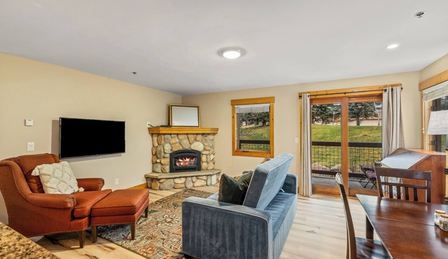 Cozy Pines Condo~Central Location~Easy Shuttle to Ski