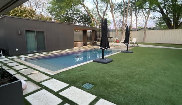 Cozy Pool Cabana Back house with Pool