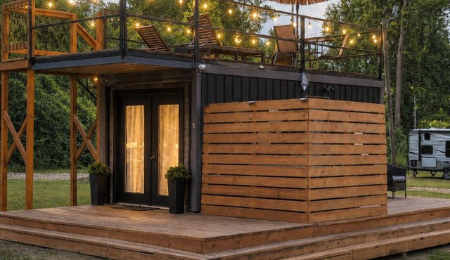 Cozy Rooftop Container Hot Tub 13 min to Franklinton and 19 min the State Park