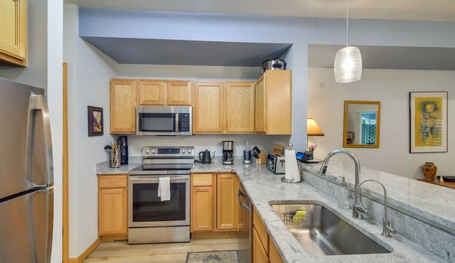 Cozy Vail Valley Townhome - Walk to Riverwalk!